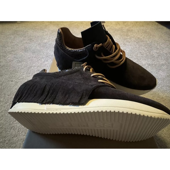 New in box- Italian fringe sneakers - Picture 4 of 8